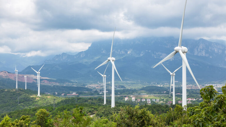 wind-turbines-in-lushan-P73WY3C